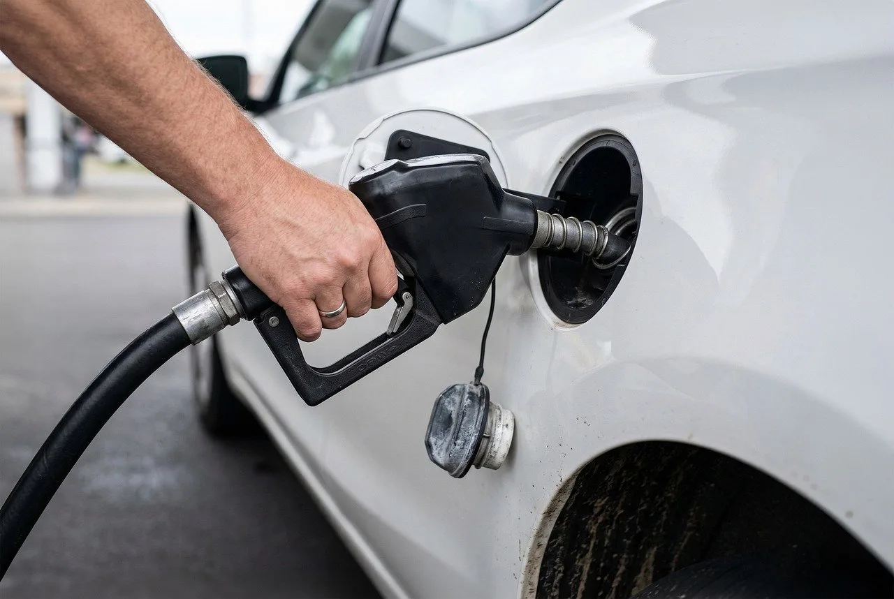 Paliwo wreszcie tanieje? Sejm uchwalił historyczne ustawy, a analitycy podają konkretne ceny