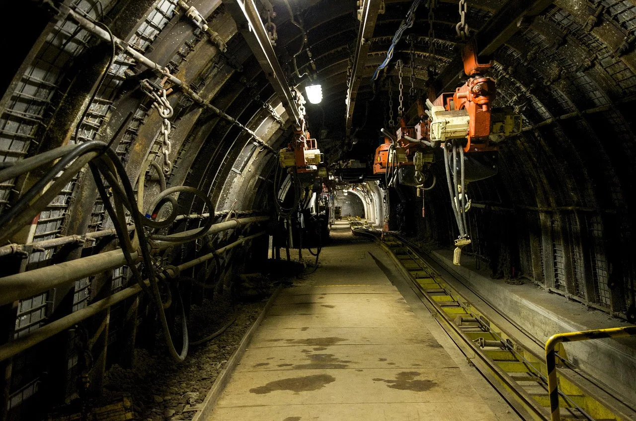 Przełom w Mordarce! Najdłuższy tunel kolejowy w Polsce właśnie przebity