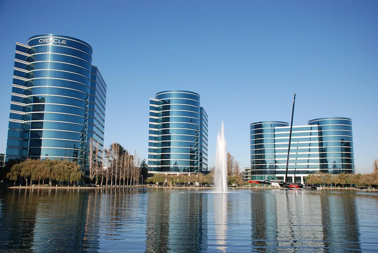 Oracle tnący 30 tys. etatów jednym e-mailem. To już nowa norma w erze AI?