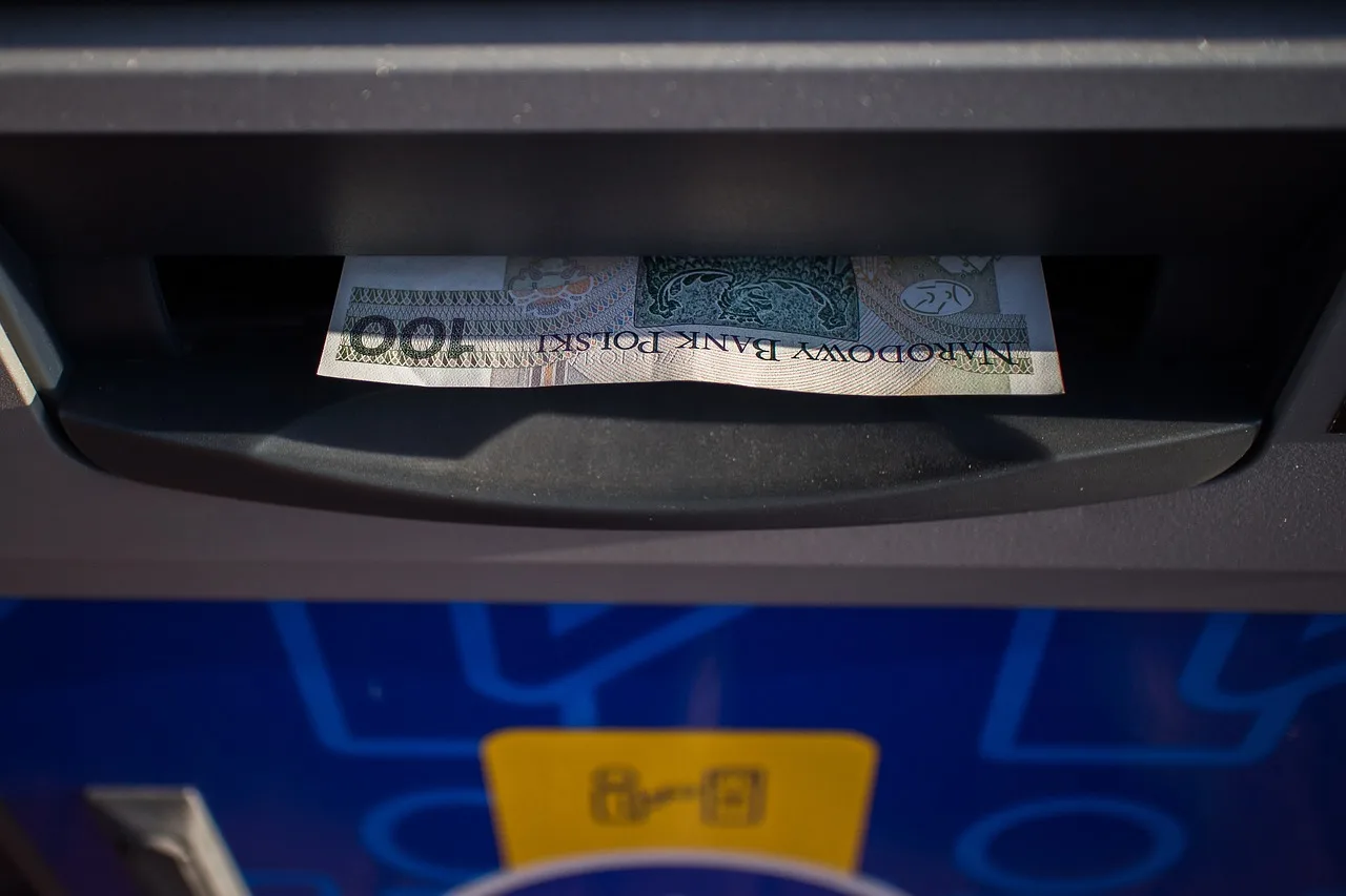 Wpłacasz gotówkę do bankomatu? Uważaj, bo bank już o tym wie. I może zablokować konto