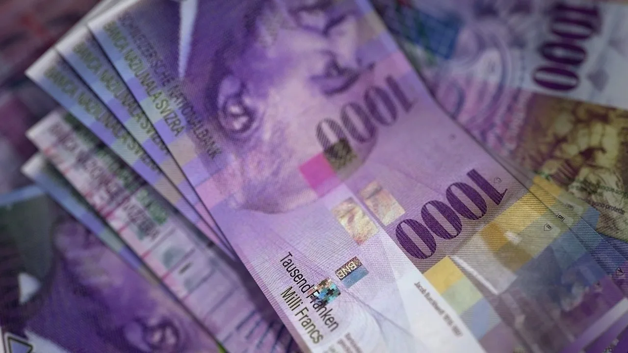 Frankowicze, uwaga! Sejm pracuje nad ustawą, która może wstrzymać Twoje raty. Ale jest haczyk…