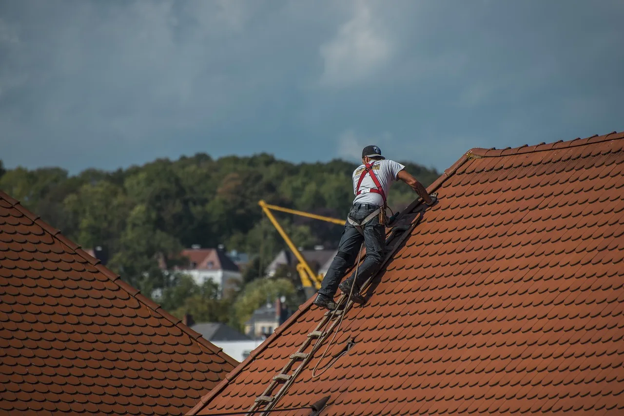 Azbest na dachu? Czas ucieka, a ARiMR już nie pomoże. Gdzie szukać wsparcia w 2026?