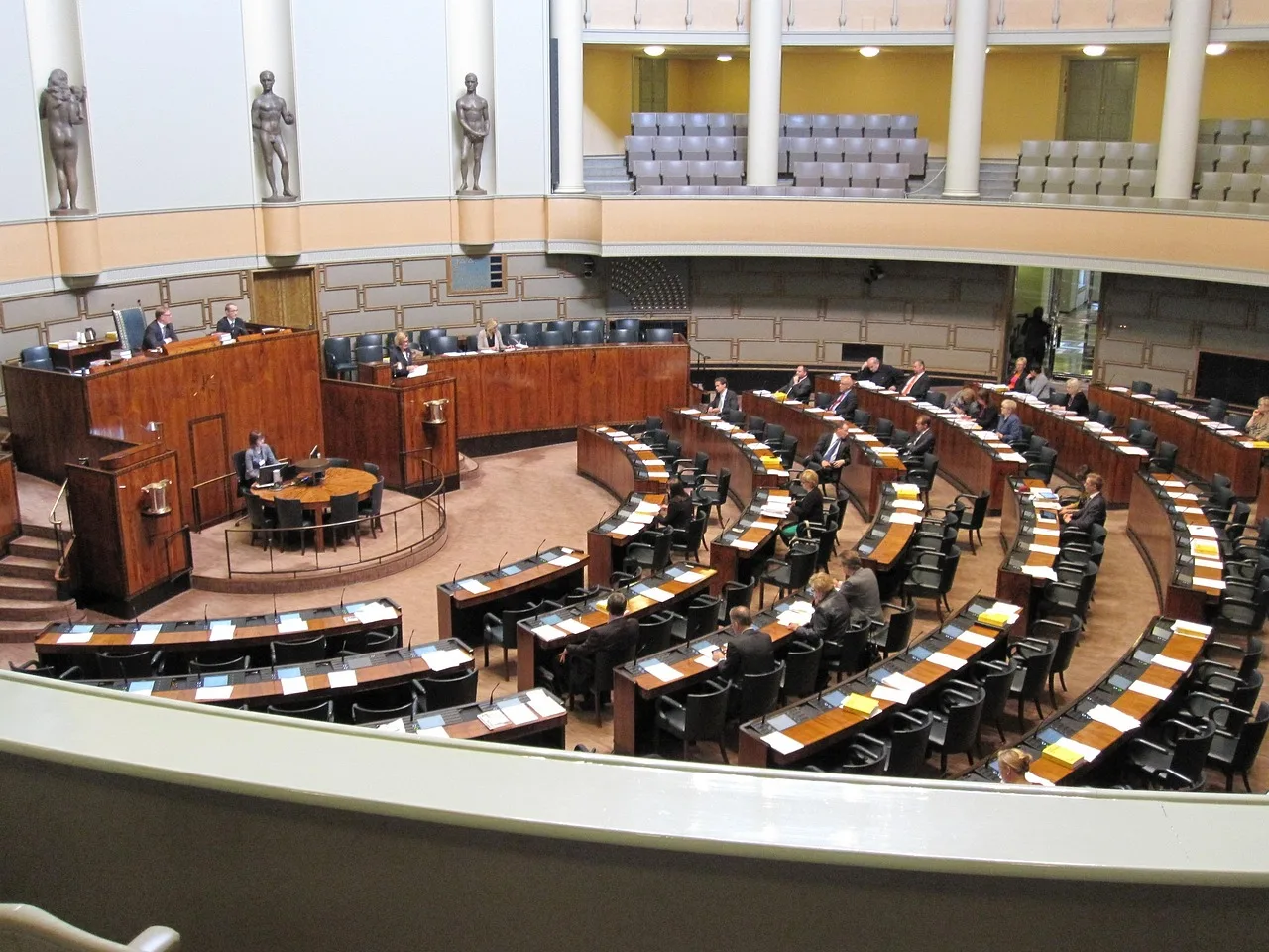 Wyborczy maraton: KO prowadzi, ale PiS depcze po piętach, a koalicja rządząca może stracić dwóch graczy