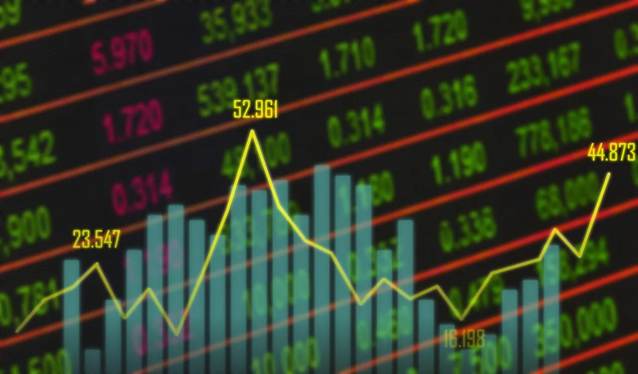 Bitcoin w zapaści: wieloryby wyprzedają, a 40% podaży jest na stracie. Gdzie jest dno?