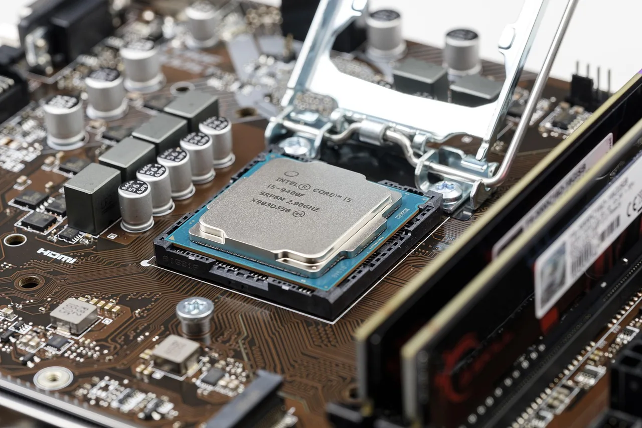 Intel wystrzelił o 220% w 2026 roku. Trump potwierdza przełomowe partnerstwo z Apple
