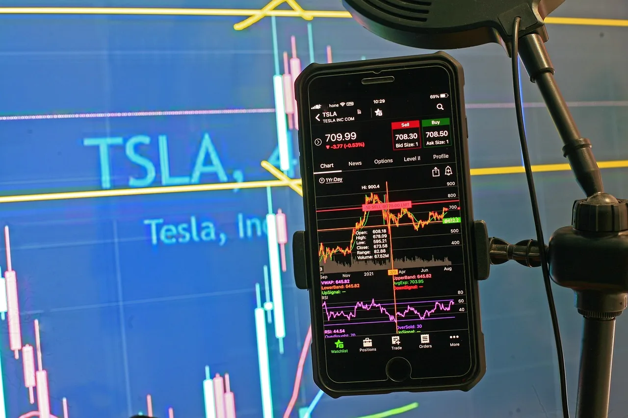 Tesla i Alphabet po wynikach: rekordy sprzedaży, ale gigantyczne wydatki na AI ciążą na przepływach