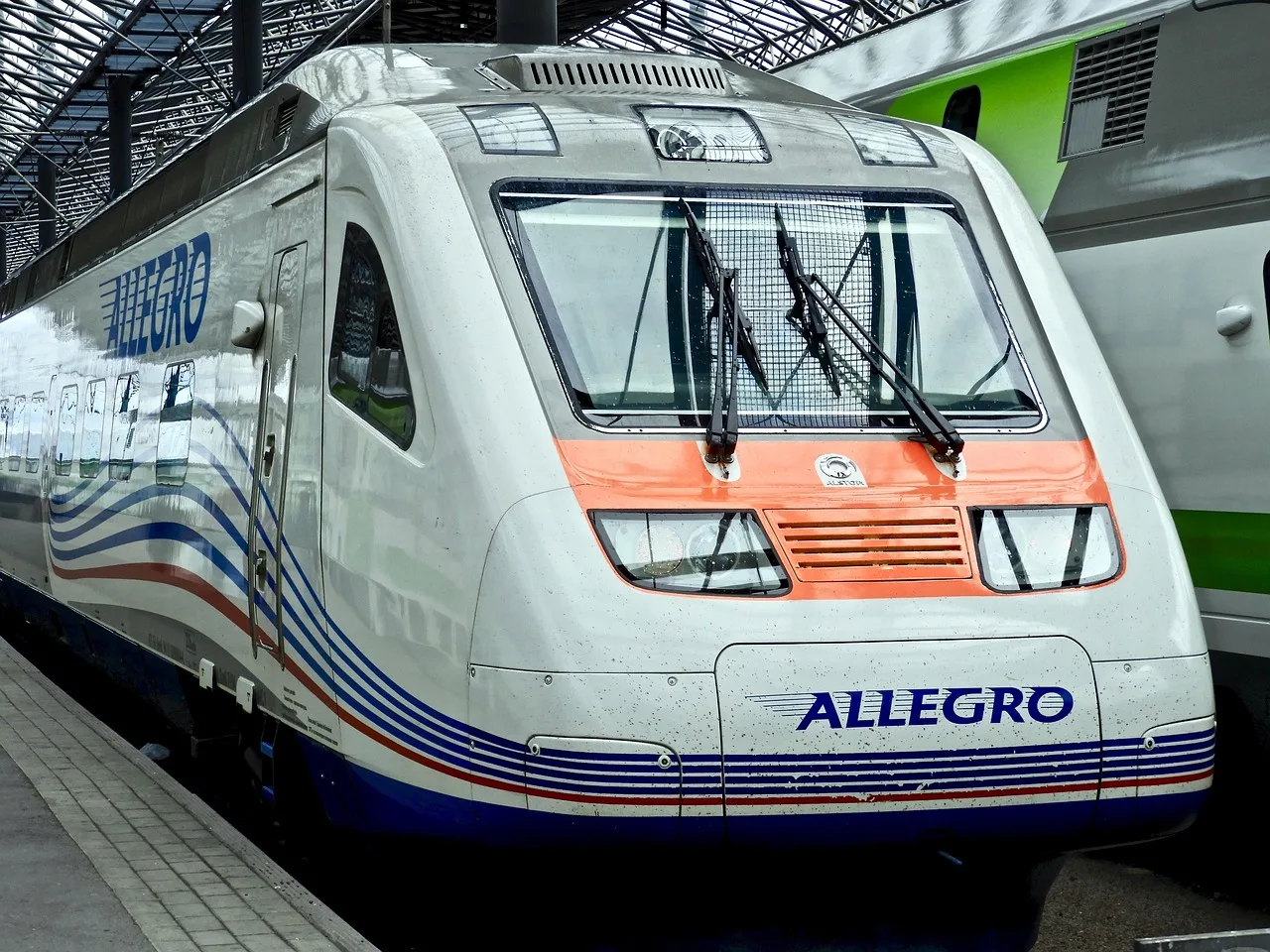 Allegro wystrzeliło w górę. Wstępne wyniki miażdżą prognozy, a kurs najwyżej od 1120 sesji